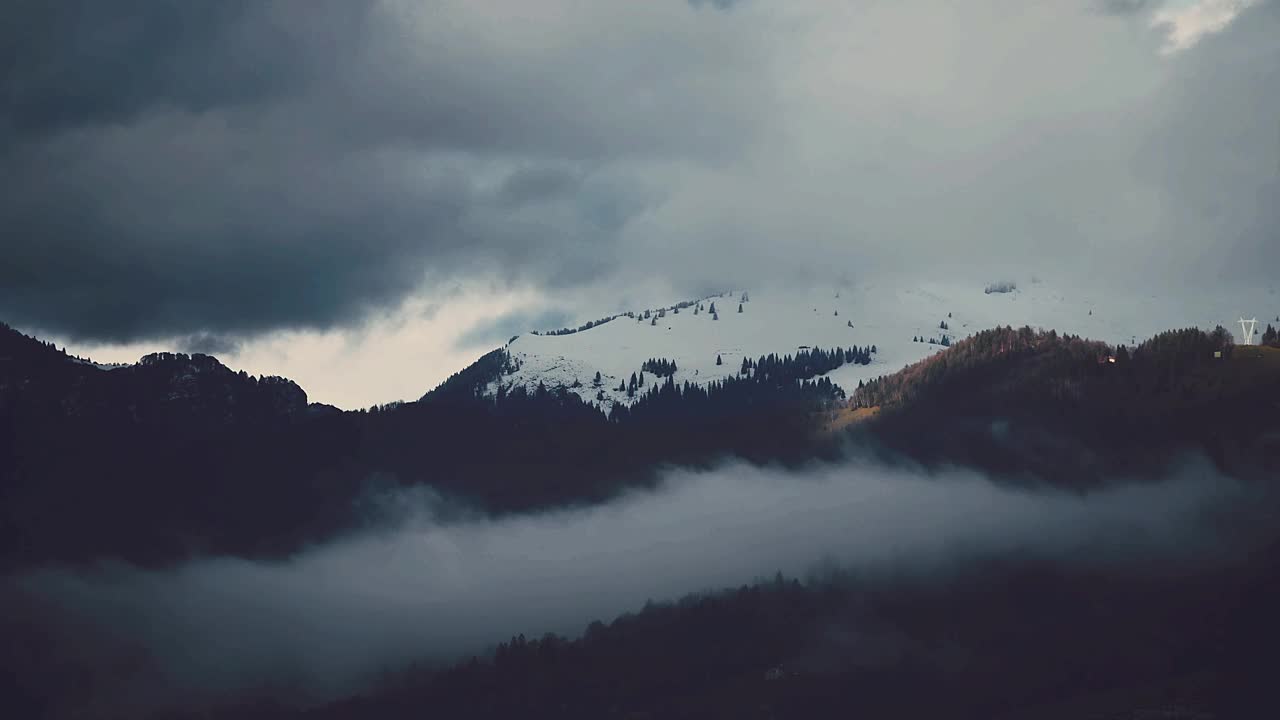 在有雪的山上移动云雾视频素材