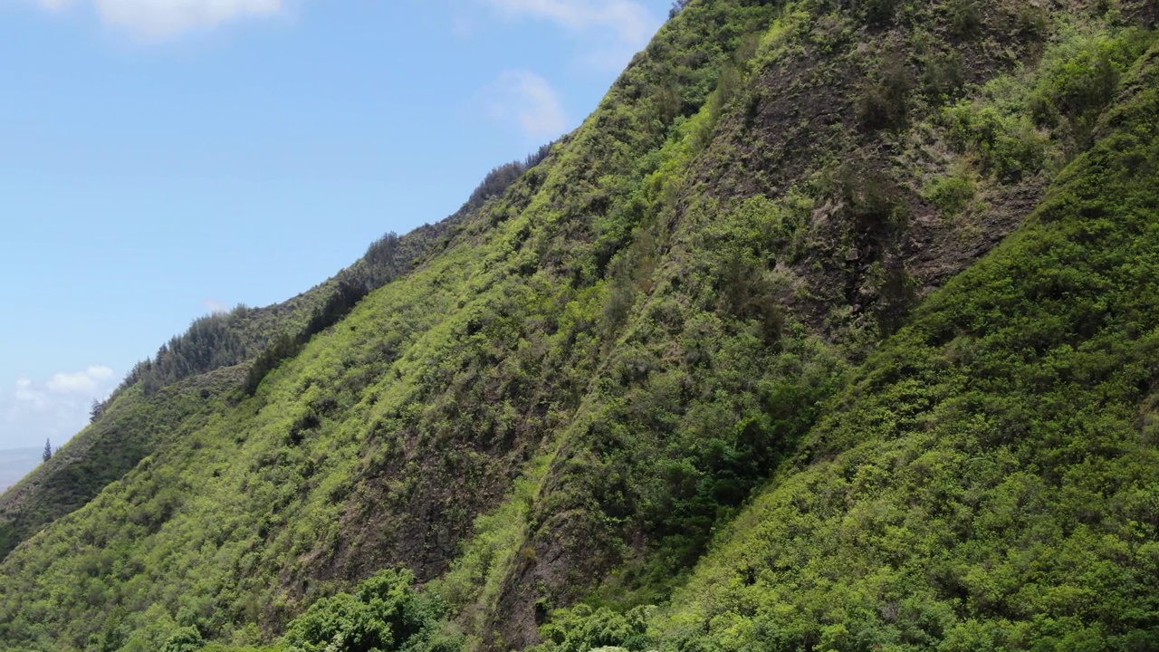 云影投射在Iao山谷的活壁上。空中镜头。视频素材