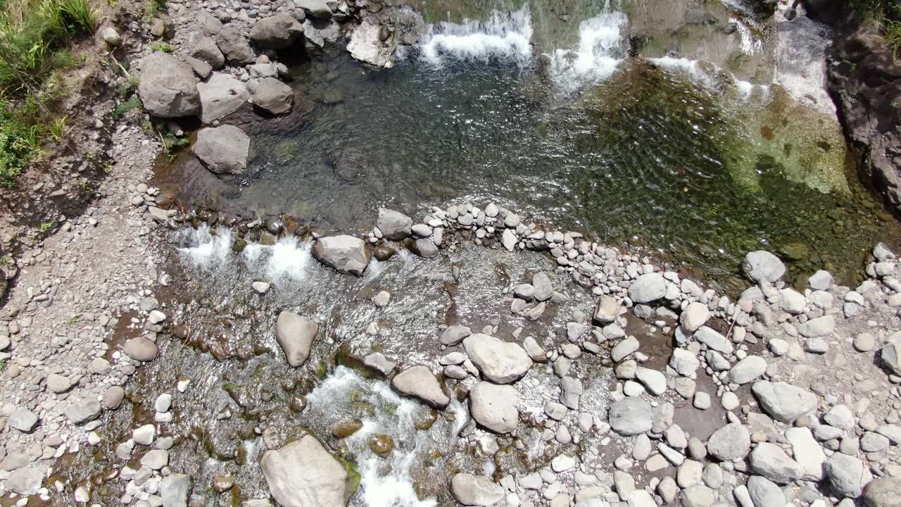 在Iao山谷州立公园的湍急河流中，一座人造水坝在空中缓慢倾斜。视频素材