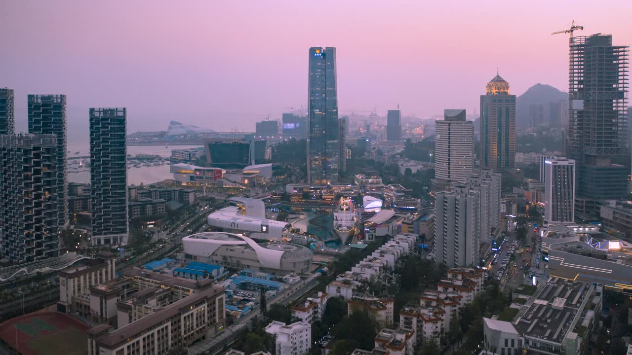 中国深圳，海洋世界的商业中心，道路上行驶的车辆，红色的天空和夕阳视频素材