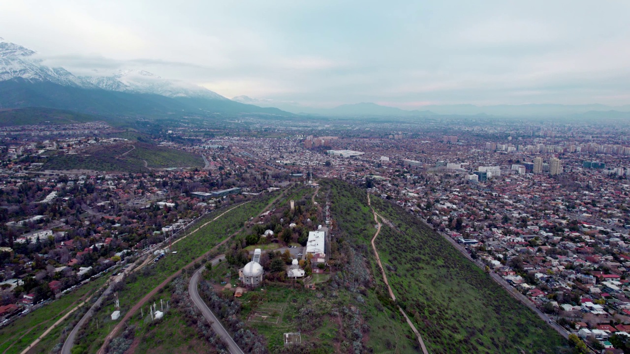 Aerial dolly out view of Calán hill on a cloudy day. Santiago, Chile.视频素材