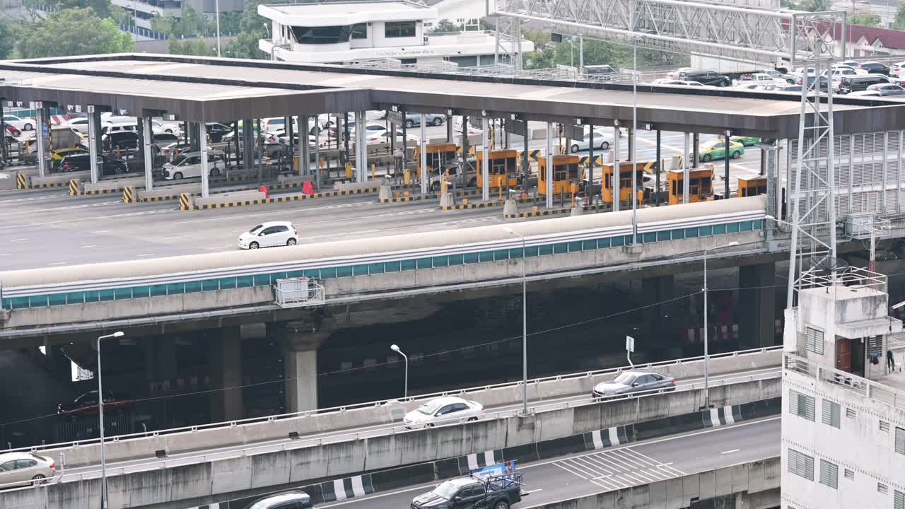 拥挤的高速公路现代城市道路下班后在泰国曼谷视频素材