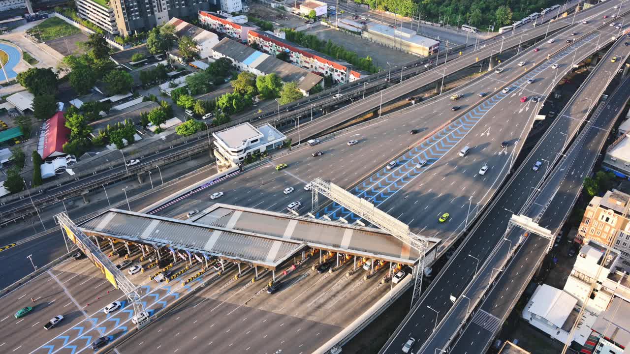 繁忙的城市道路，许多汽车堵塞在收费公路或高速公路泰国曼谷2023视频素材