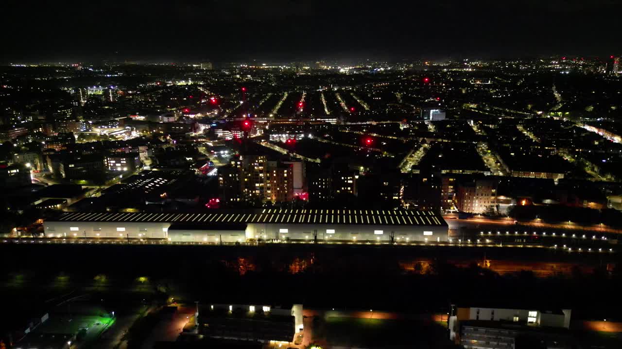 伦敦北部夜间的航拍照片，街道被灯光照亮视频素材