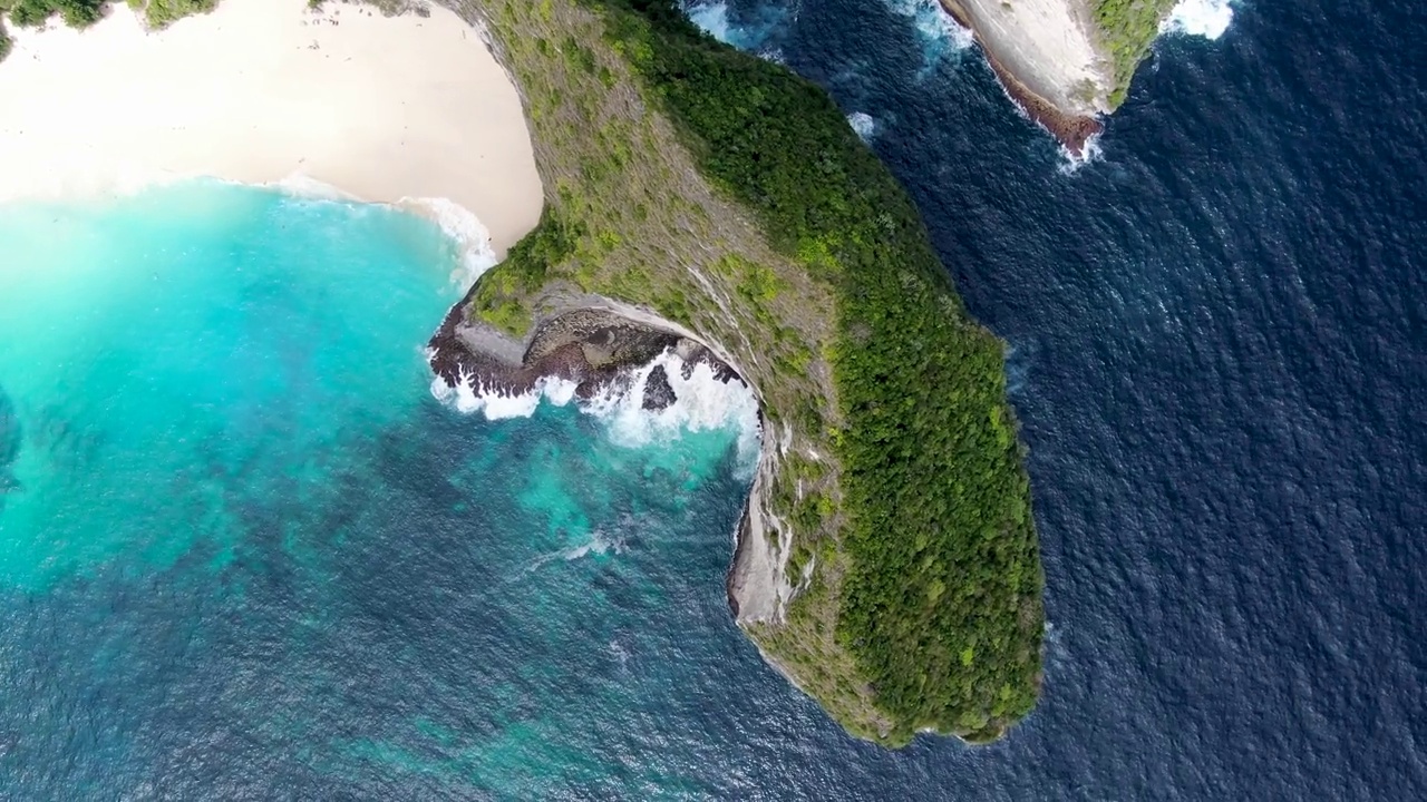 巴厘岛努沙佩尼达地区的壮丽鸟瞰图，沙滩和蓝色的海洋视频素材