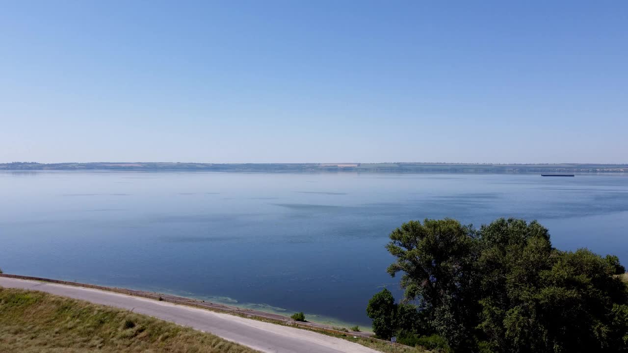 无人机拍摄的河流和河流上的岛屿。飞越河流，河中的岛屿和河岸上的海滩视频素材