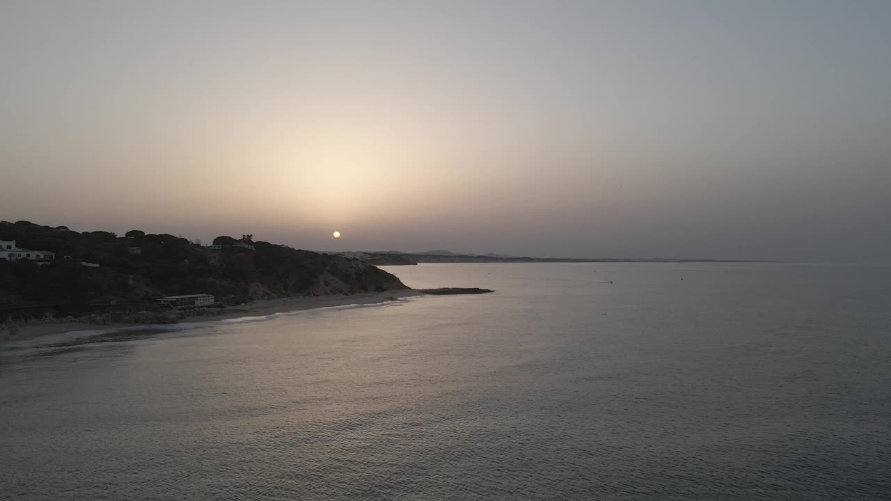 海上和阿尔加维海岸的空中无人机镜头，葡萄牙，日出视频素材