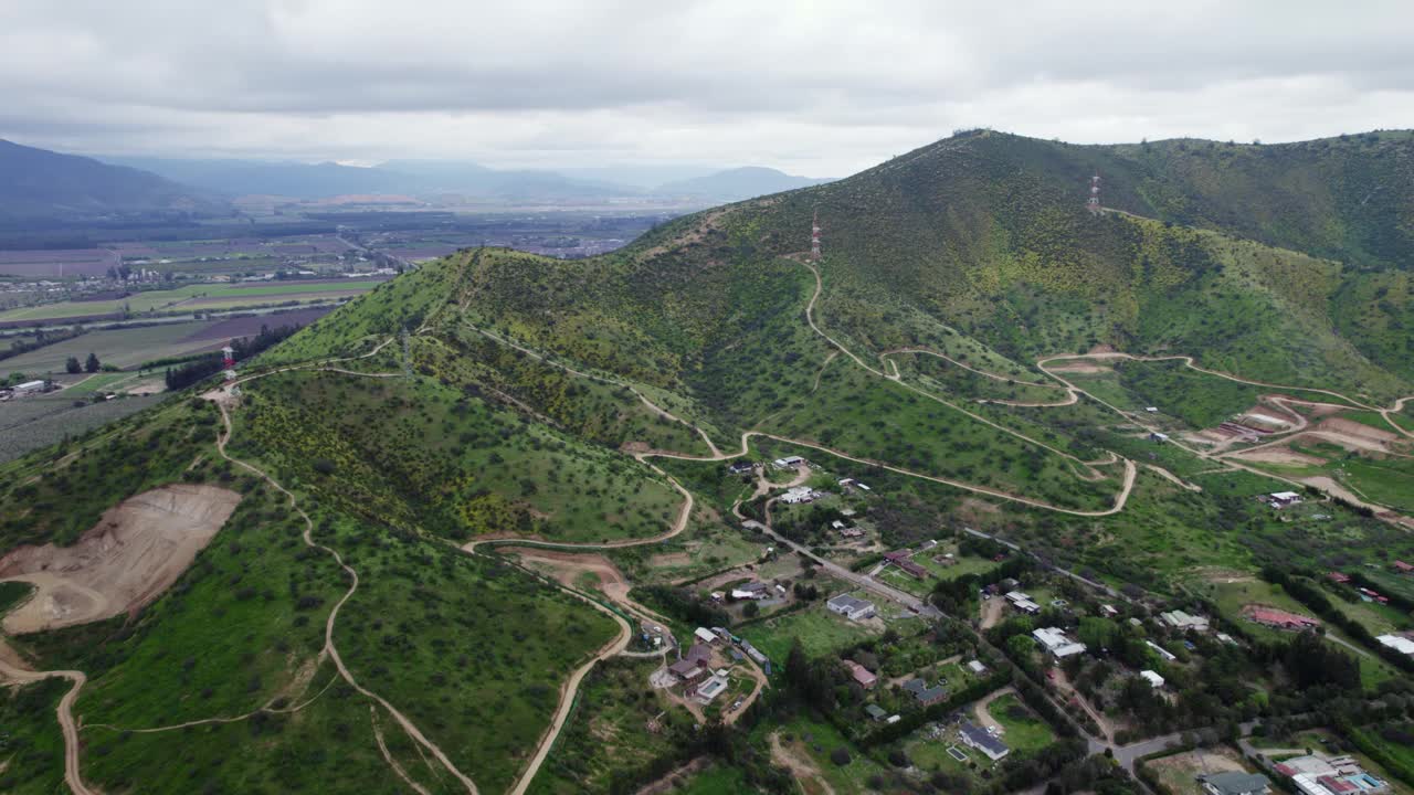 在智利圣地亚哥的波梅尔，沿着山村蜿蜒的田园诗般的道路。无人机航拍视频素材