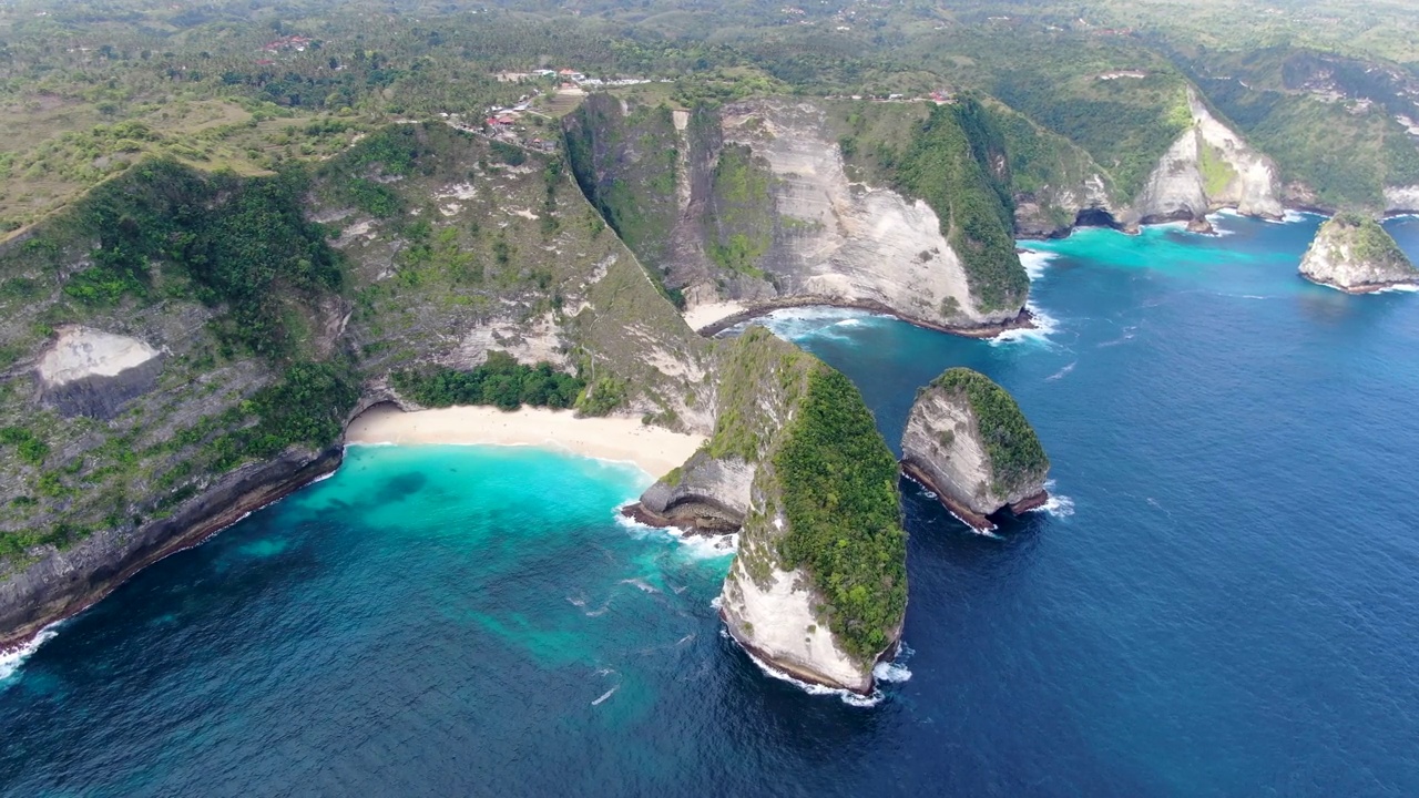 Nusa Penida岛的壮丽景观和海岸线，鸟瞰图视频素材