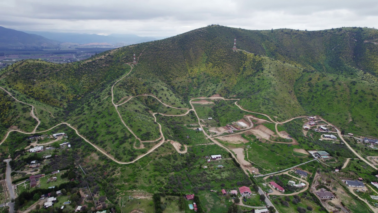 在智利圣地亚哥地区的波米尔乡村景观的山间小径和城镇景观的远景。空中拍摄视频素材