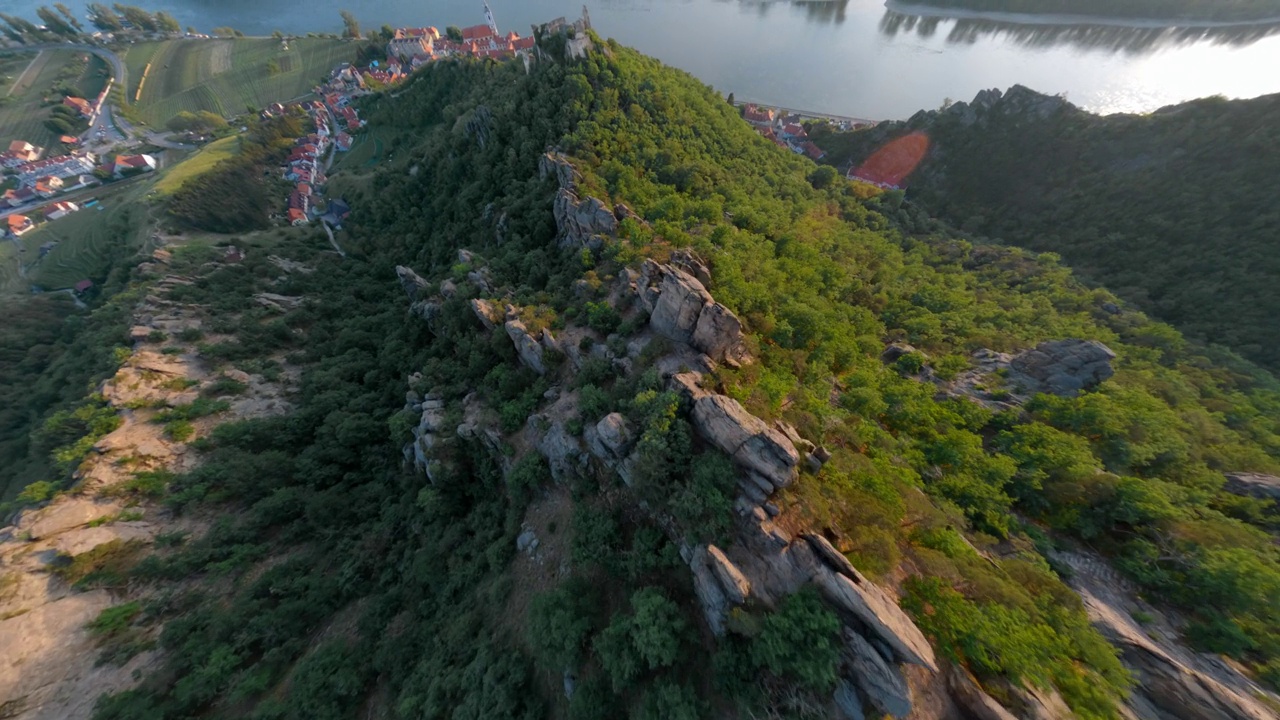 FPV低空飞过落基山脉顶部的古城堡遗址，Dürnstein，奥地利视频素材