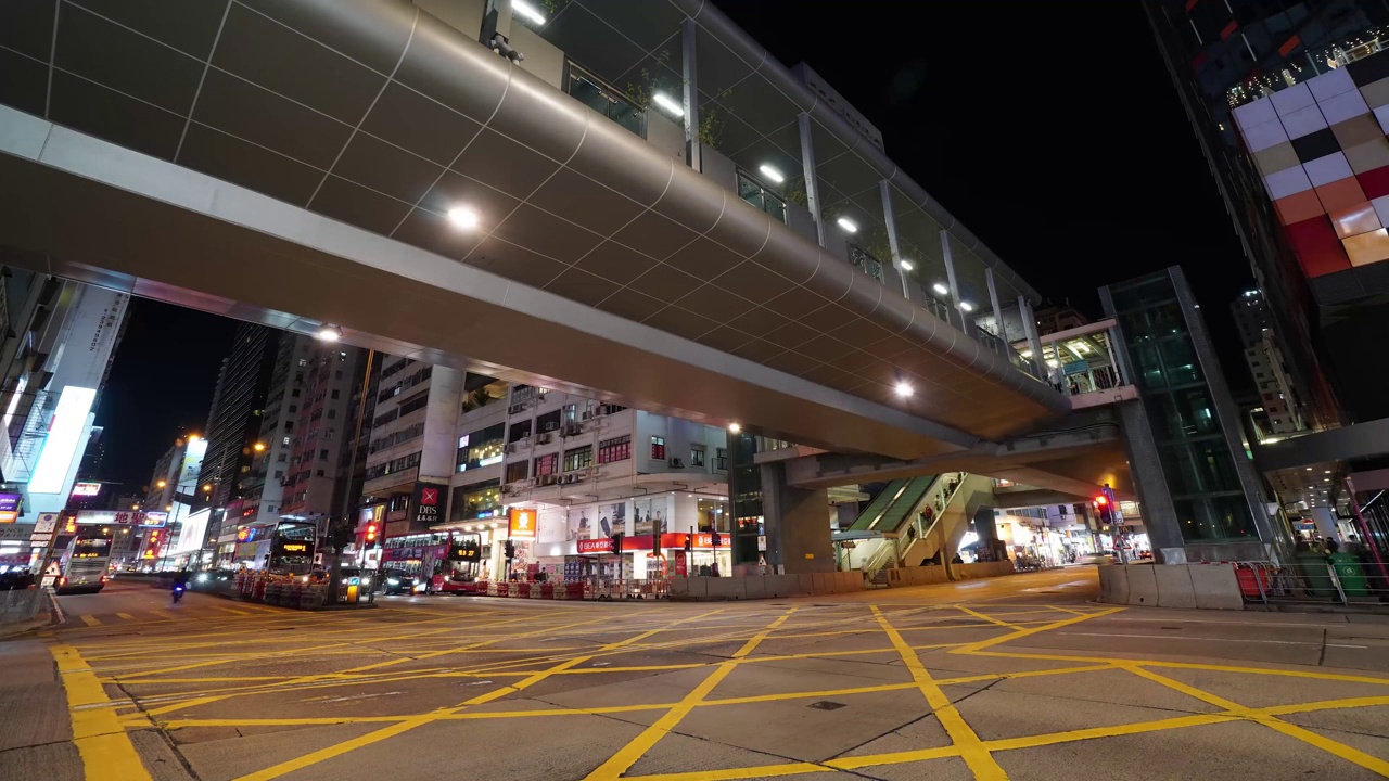 孟角香港行人天桥夜间繁忙交通十字路口视频素材