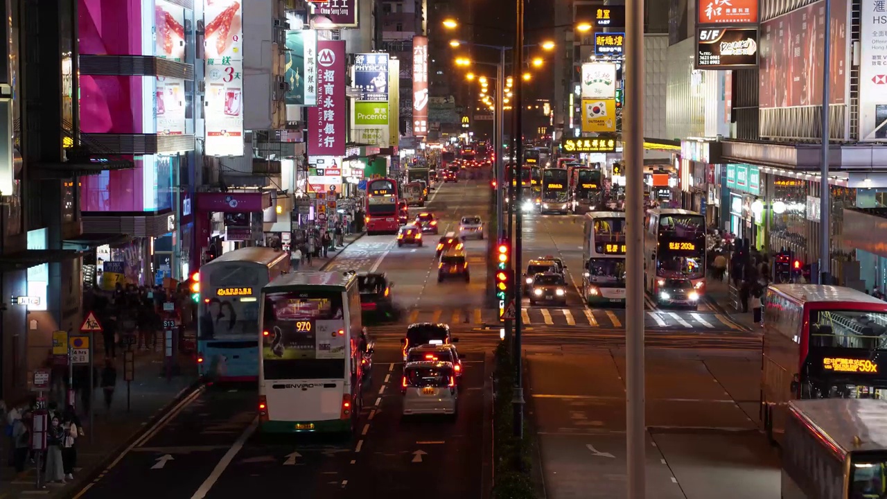 弥敦道香港商业区夜生活城市生活巴士行人交通灯视频素材