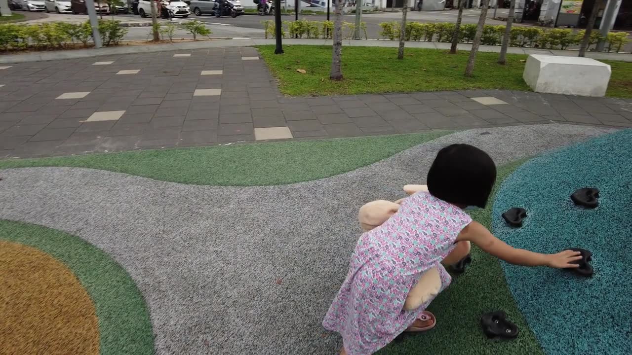 慢动作的女孩携带狗毛绒玩具视频素材画面1
