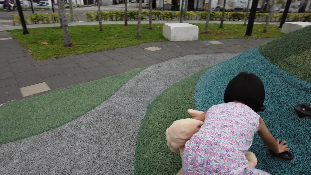 慢动作的女孩携带狗毛绒玩具视频素材画面2
