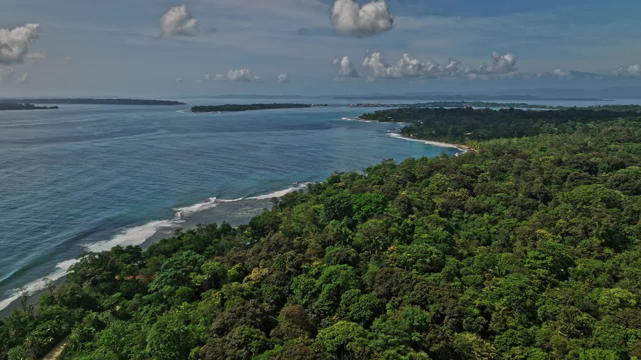 Bocas del Toro巴拿马航拍v11无人机飞越大腹海滩，捕捉自然保护区热带雨林和海浪拍打海岸的美丽海景-由Mavic 3 Cine拍摄- 2022年4月视频素材