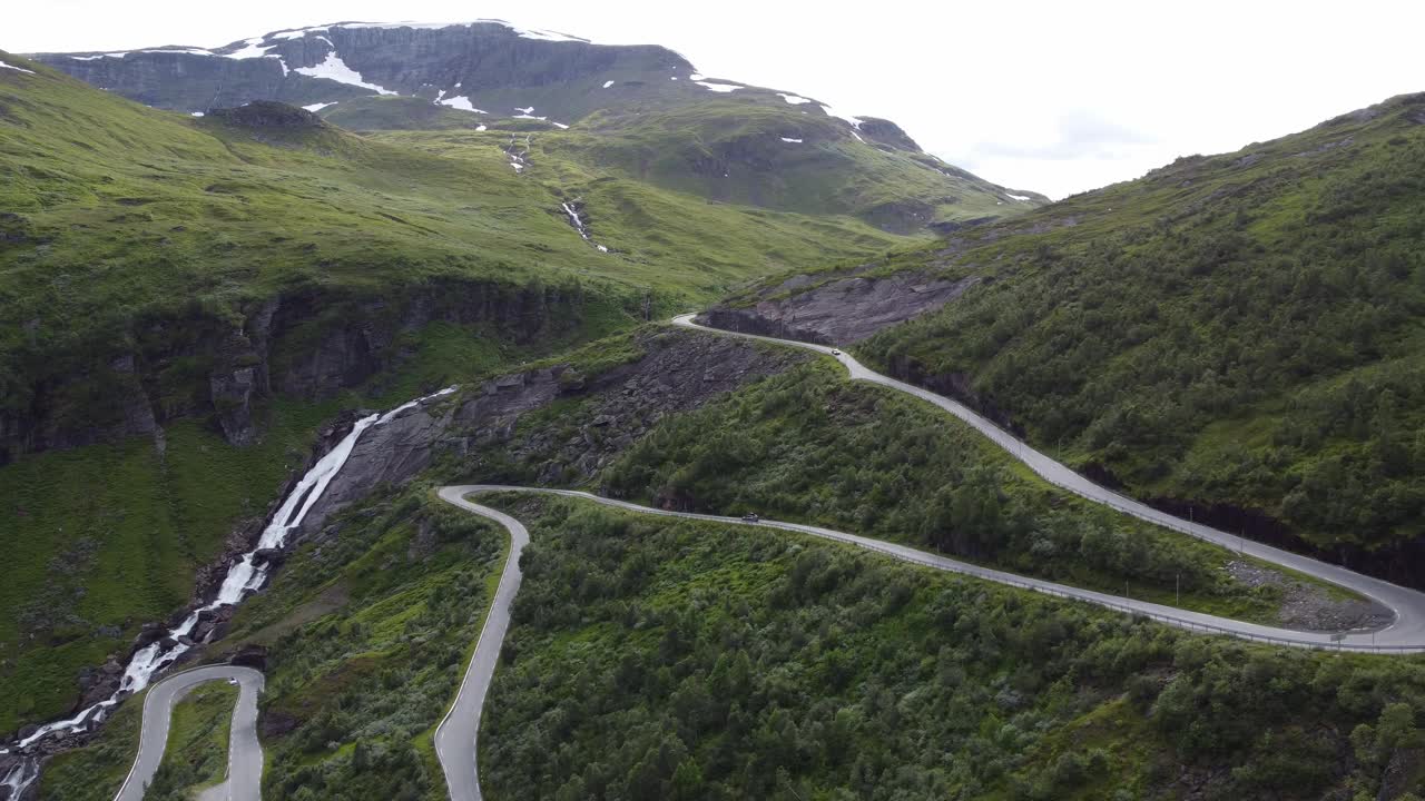 在挪威西部靠近Myrkdalen的Vikafjellet山的Halsabakkane蜿蜒的道路-美丽的空中侧视图郁郁葱葱的山地草地和山坡上的道路视频素材