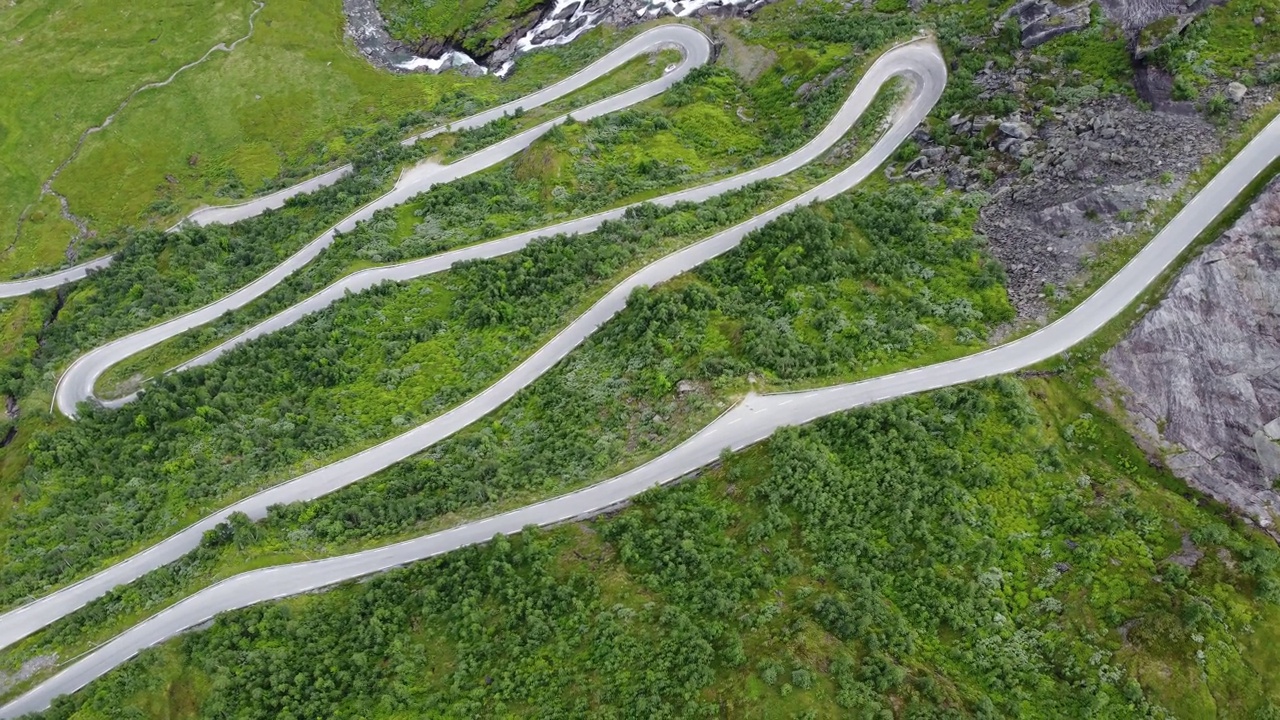 独特的挪威蜿蜒的道路，沿着公路rv13通往穿越Vikafjell的山-自上而下鸟瞰空中俯瞰陡峭的山坡与疯狂的曲线视频素材