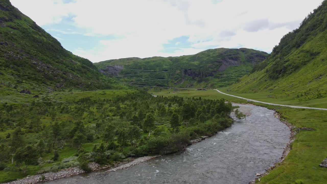 Myrkdalselva河来自挪威的Vikafjell山-低空空中通过靠近树顶和河流，同时看着Vikafjell高原-郁郁葱葱的绿色山谷Holedalen Kvassdalen视频素材