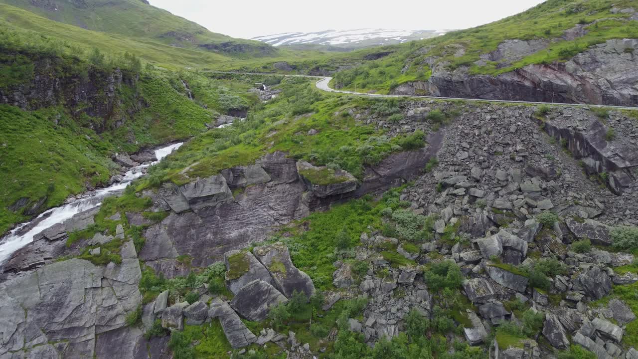 无人机爬上最后一座山，揭示了挪威西部的Vikafjellet RV 13公路山地穿越-夏季晚上的空中视频素材