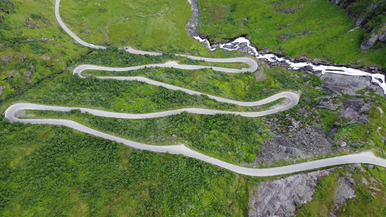 Halsabakkane蜿蜒的道路通往挪威西部的Vikafjellet山-在郁郁葱葱的山谷中，独特的曲线道路爬上陡峭的山峰-下降鸟瞰高空视频素材