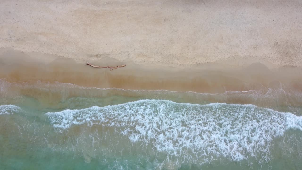 无人机拍摄的海浪平静地冲刷着委内瑞拉Playa de Choroni海滩的画面视频素材