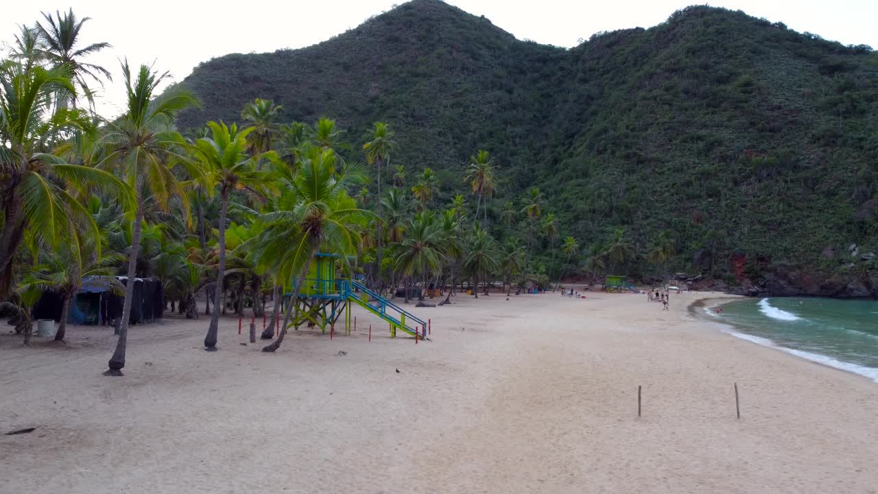 委内瑞拉Playa de Choroni的海浪平静地冲刷海滩的镜头视频素材