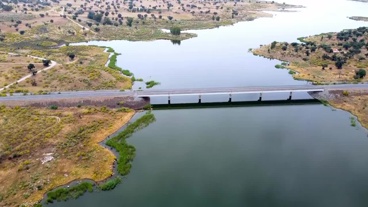 在El Viso Cordoba河上的一座桥的美丽景色，西班牙高清视频素材