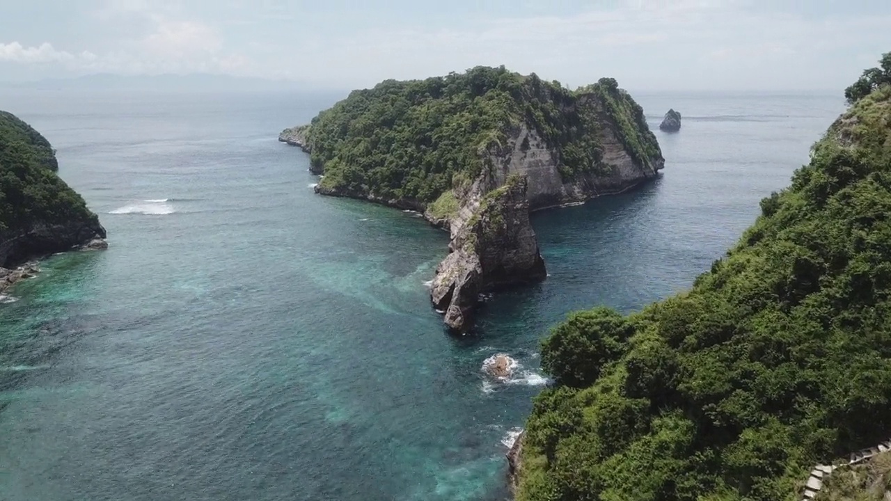 空中到崎岖多石的巴图帕达桑岛在努萨佩尼达，巴厘岛视频素材