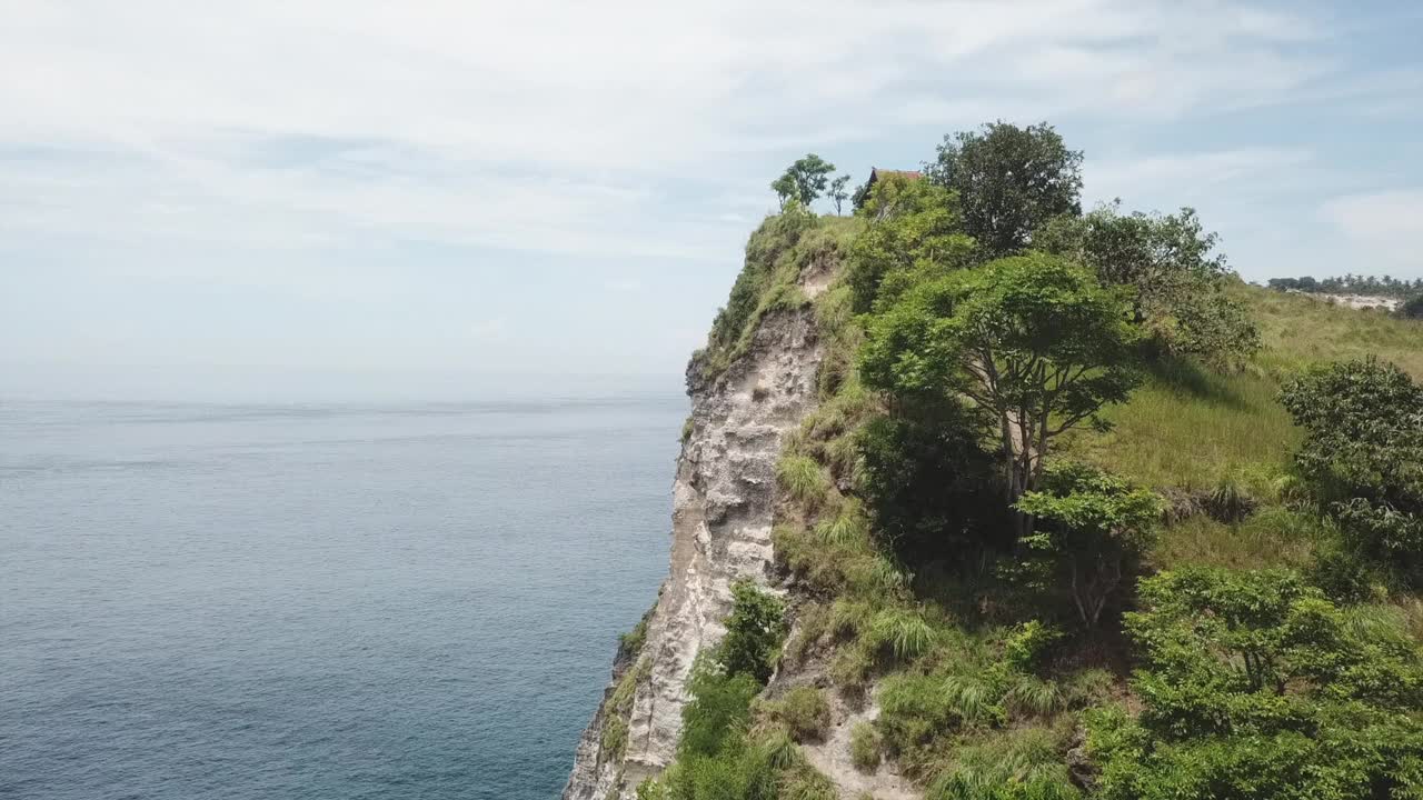 小建筑矗立在陡峭的岩石峭壁上，全景海景视频素材