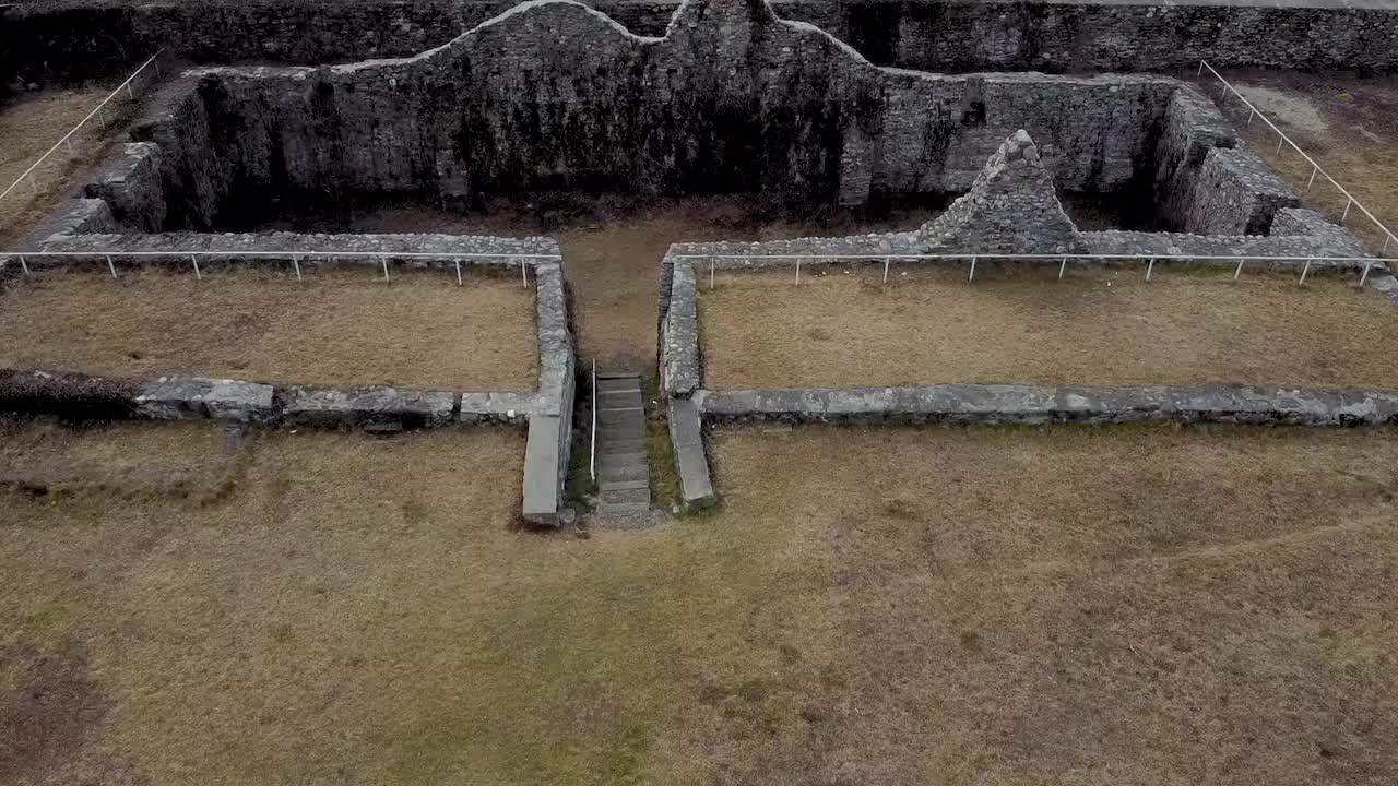 空中拍摄的一个废弃的石头建筑在高清视频素材