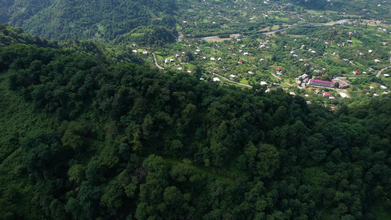 青山下的村庄视频素材