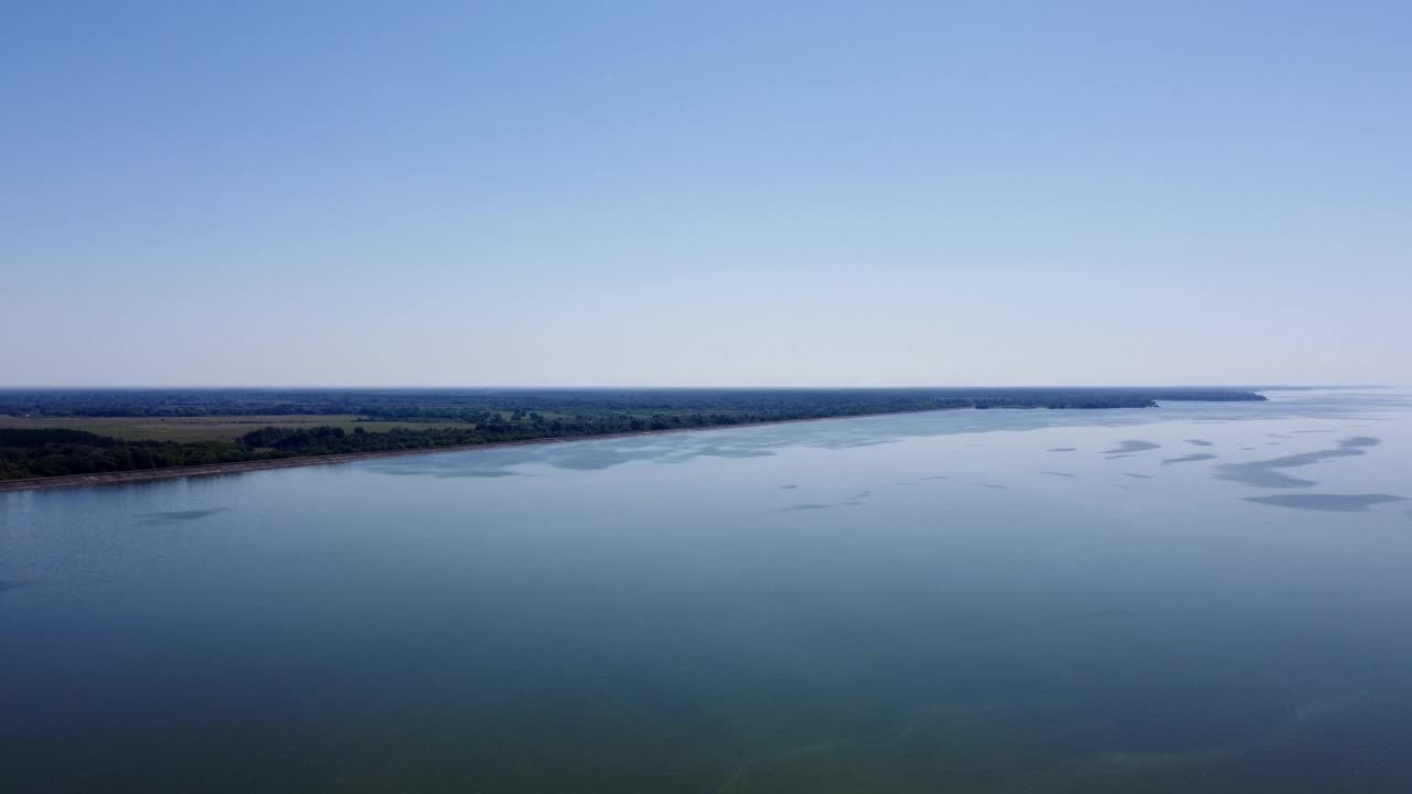 无人机拍摄的河流和河流上的岛屿。飞越河流，河中的岛屿和河岸上的海滩视频素材