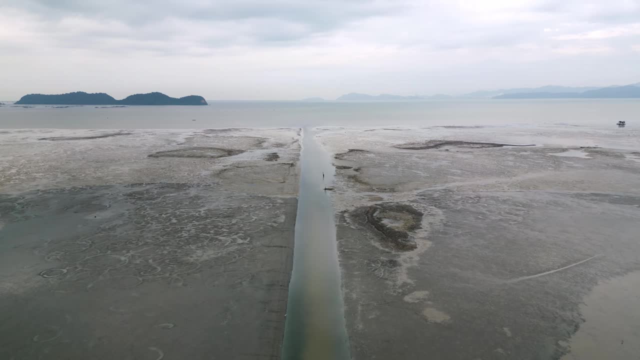 空中有一条通往海边的狭窄通道。视频素材