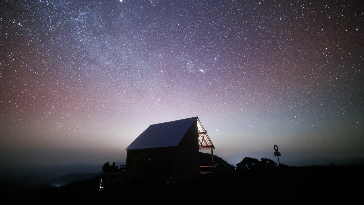 夜间的山间小屋视频素材