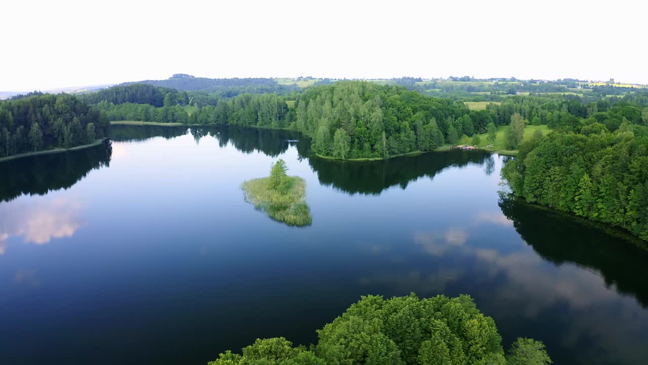 Aerial lakeview of szurpiły lake reflecting the sky in Poland.视频素材