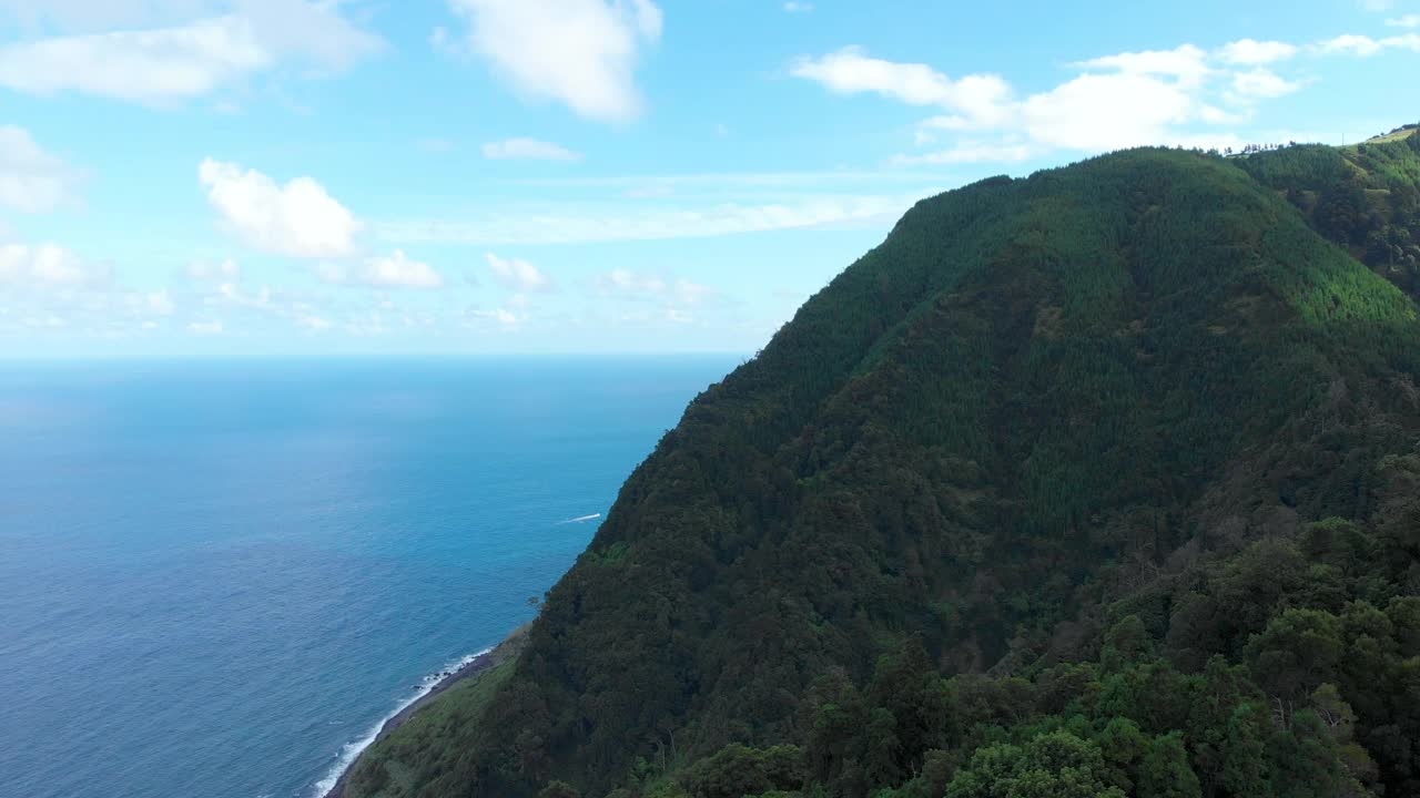 航拍亚速尔群岛惊人的自然和陡峭的海岸线视频素材