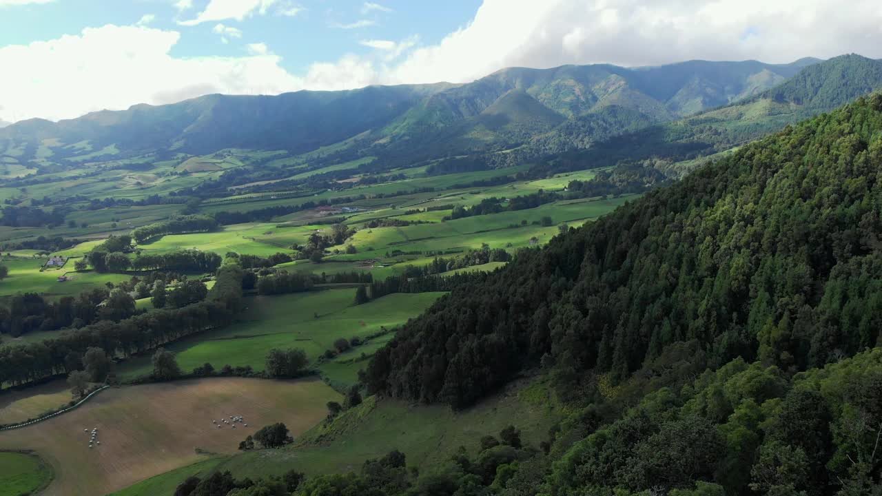 亚速尔群岛火山景观上美丽的绿色自然的空中视频素材