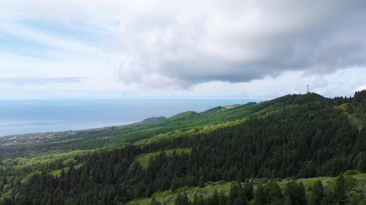 空中与亚速尔群岛壮观的绿色自然景观和戏剧性的云视频素材