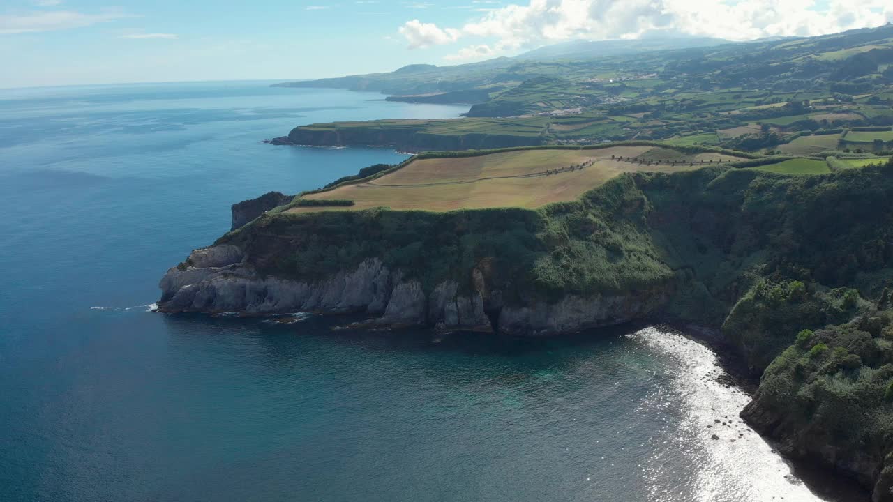 用无人机在亚速尔群岛迷人的海岸线上向后飞行视频素材