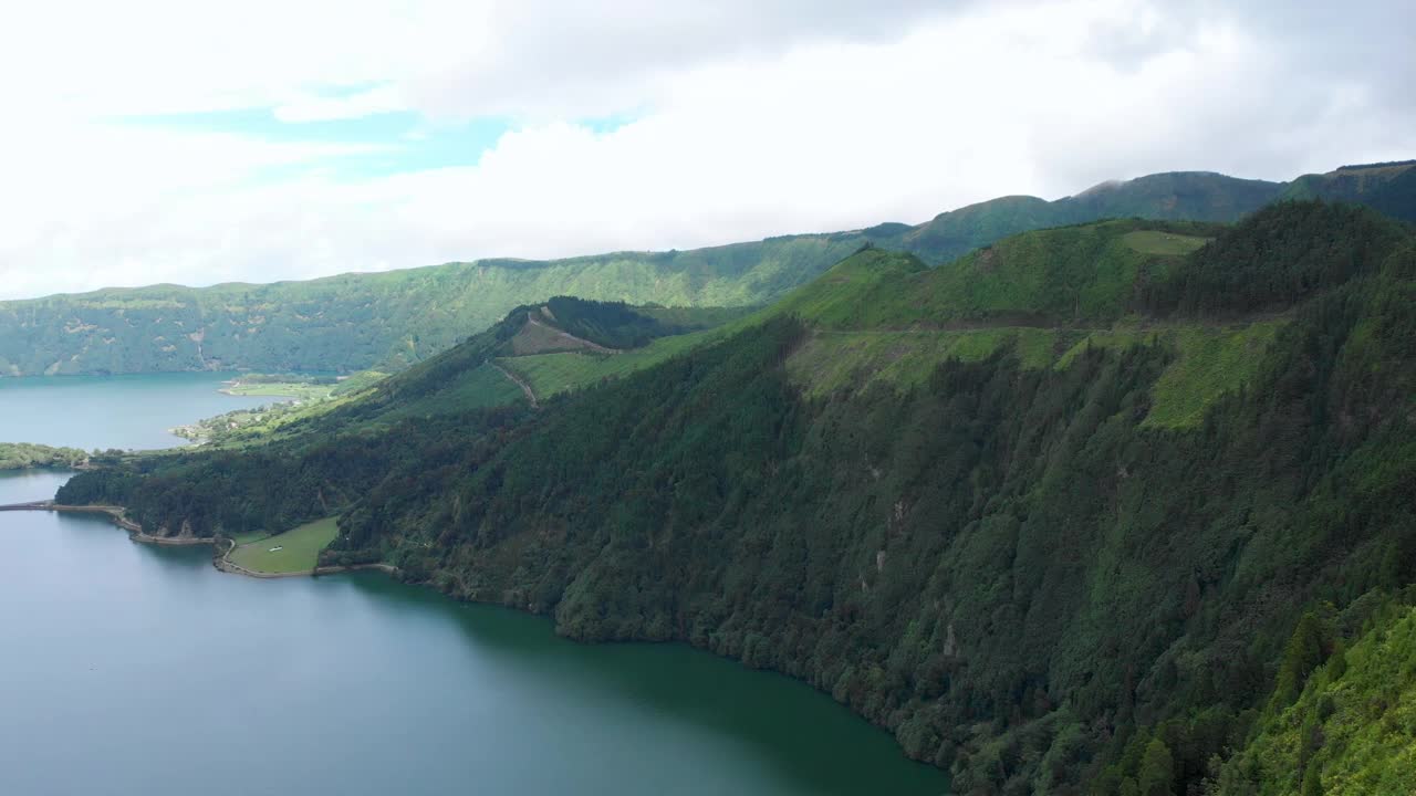 在亚速尔群岛的Sete Cidades火山口和湖的绿色山脉视频素材