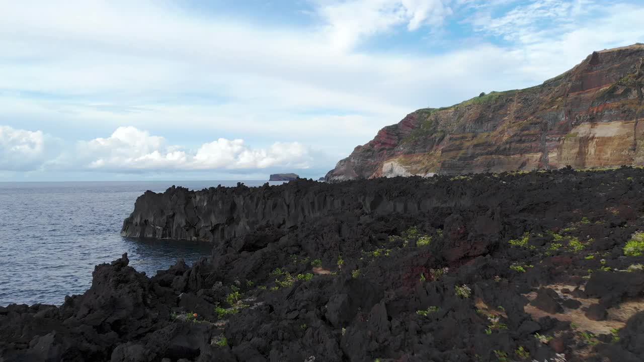 在亚速尔群岛庞塔达费拉里亚海岸线的火山岩上空飞行视频素材