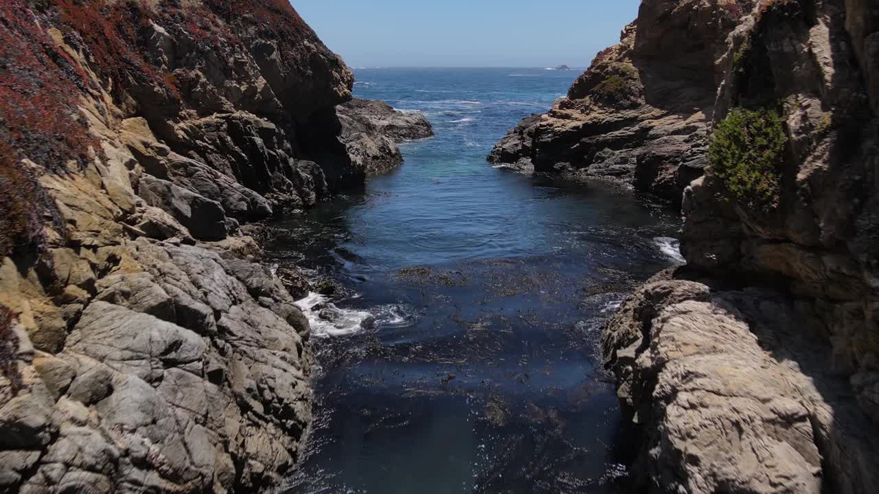 加利福尼亚崎岖海岸线的航拍图视频素材