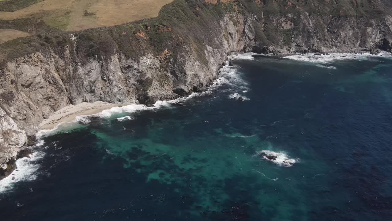 加利福尼亚崎岖海岸线的航拍图视频素材