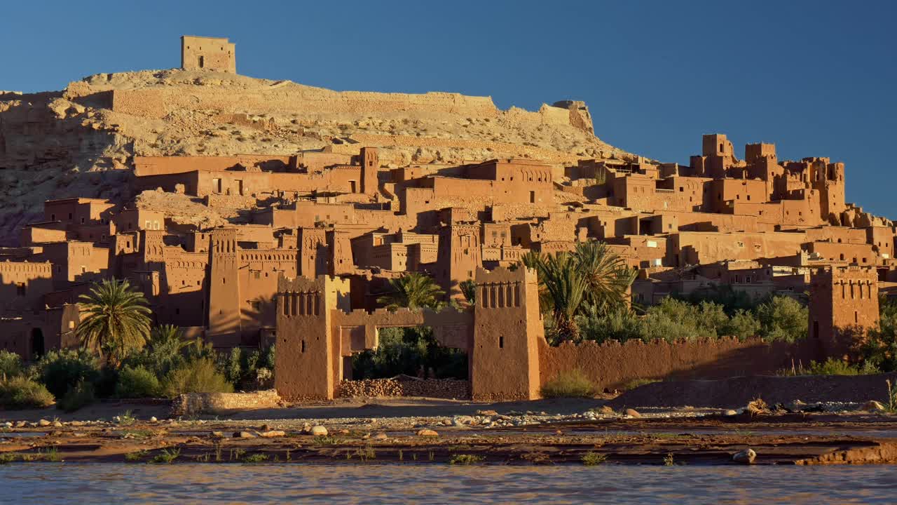 摩洛哥Ait-Ben-Haddou Ksar的平移镜头。坚固的村庄，摩洛哥陶土建筑的典范视频素材