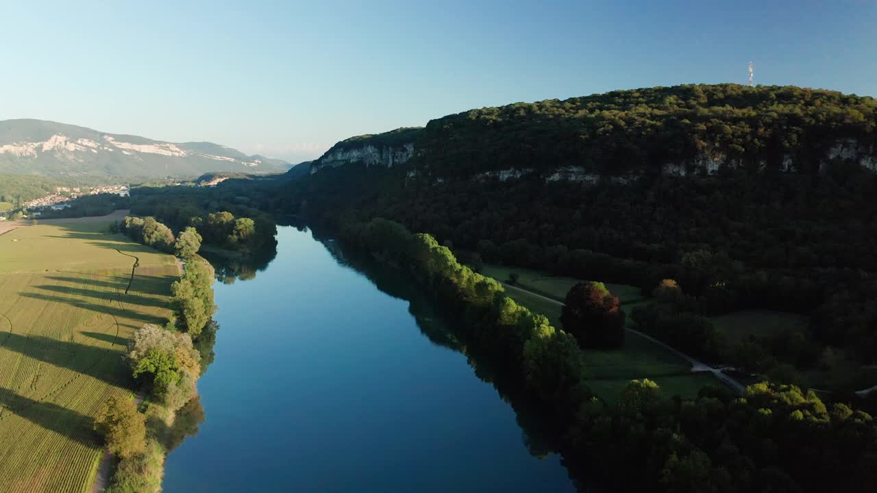 巨大的河床被绿色的森林包围，迷人的山景，4k，空中视频素材