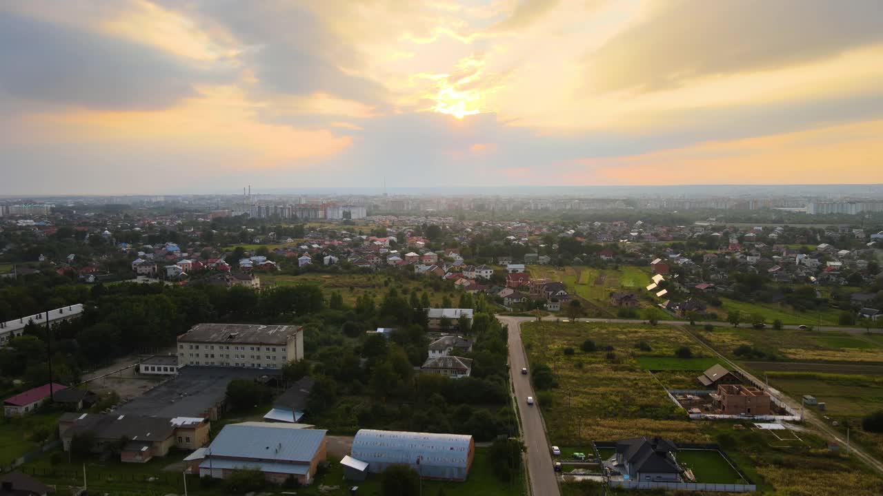 日落时郊区农村地区住宅的鸟瞰图视频素材