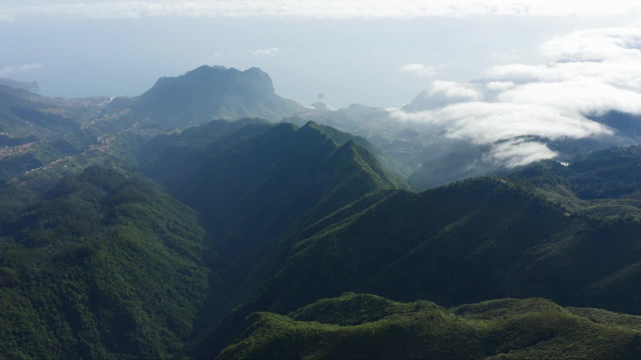 马德拉月桂森林山区绿色景观的航拍镜头视频素材