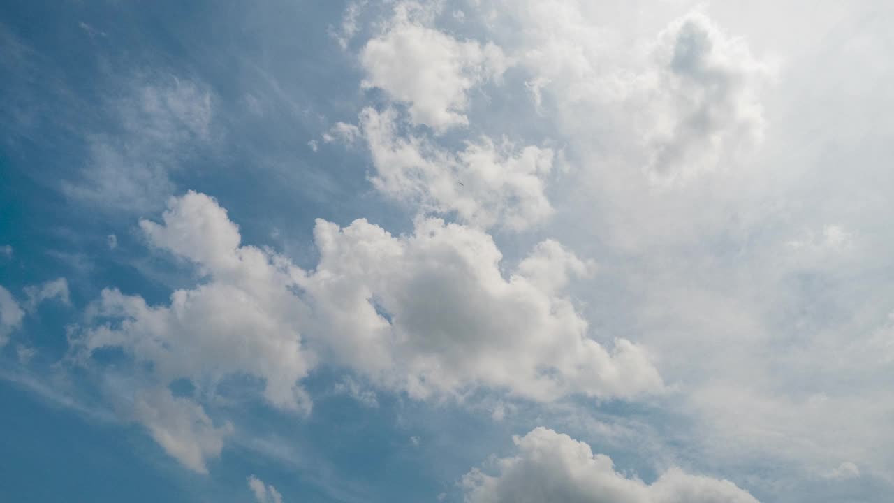 时光流逝蓝色的天空，蓬松的白云在夏天明亮清晰的天际线与美丽的云景。时光流逝全景蓝天云天在日光下复制空间。云景晴天。视频素材