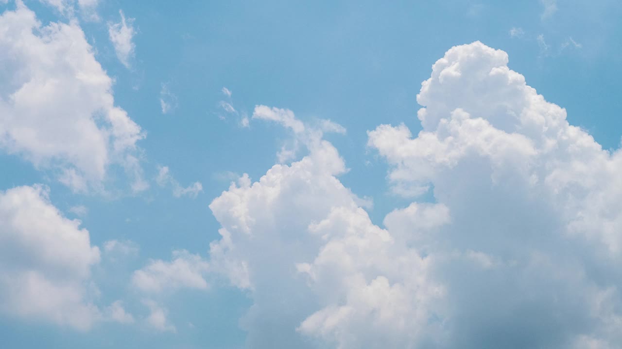 时光流逝蓝色的天空，蓬松的白云在夏天明亮清晰的天际线与美丽的云景。时光流逝全景蓝天云天在日光下复制空间。云景晴天。视频素材